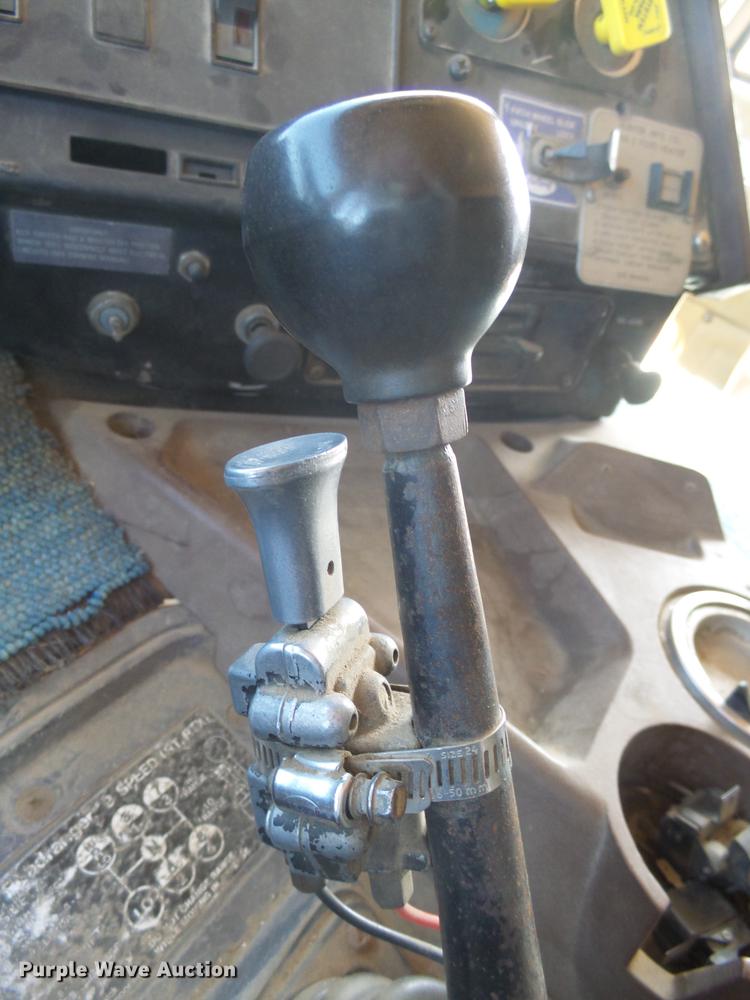 image for item DX9073 1984 International 9670 semi truck