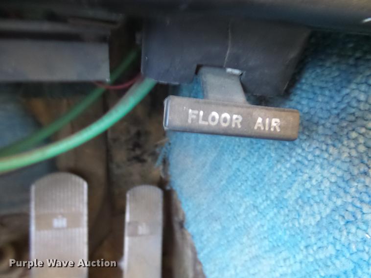 image for item DX9073 1984 International 9670 semi truck