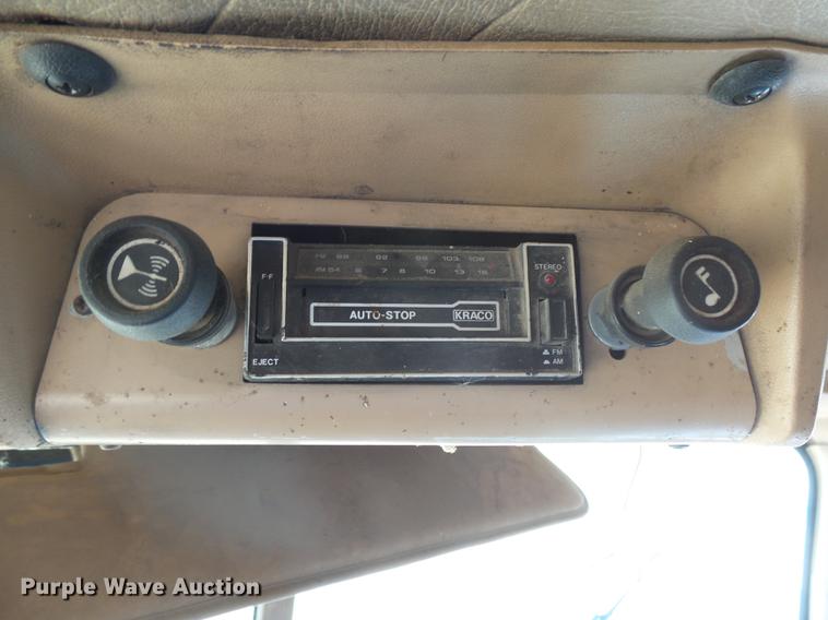 image for item DX9073 1984 International 9670 semi truck