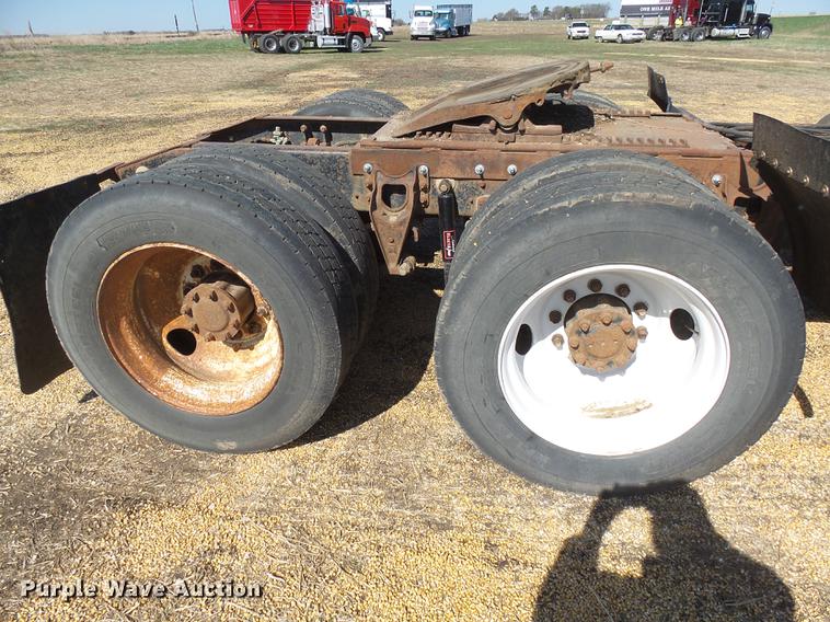 image for item DX9073 1984 International 9670 semi truck