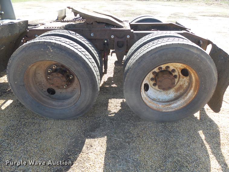 image for item DX9073 1984 International 9670 semi truck