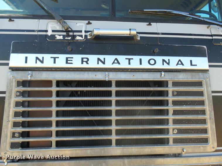 image for item DX9073 1984 International 9670 semi truck