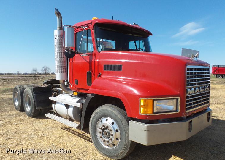 image for item DX9076 1993 Mack CH613 semi truck