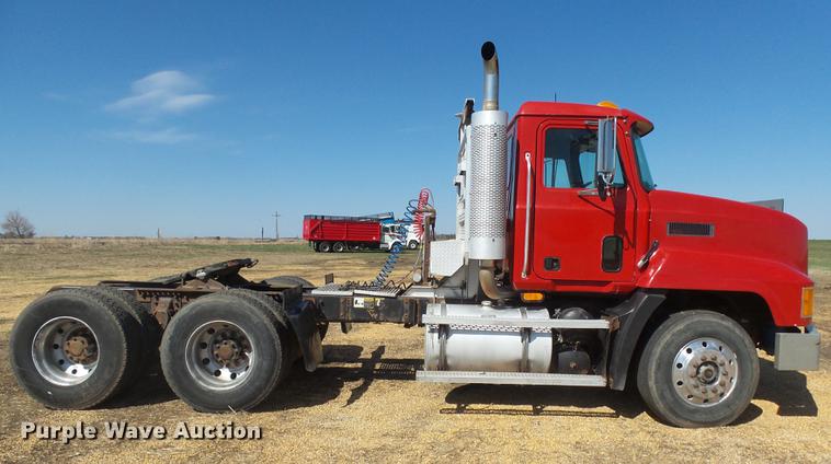 image for item DX9076 1993 Mack CH613 semi truck