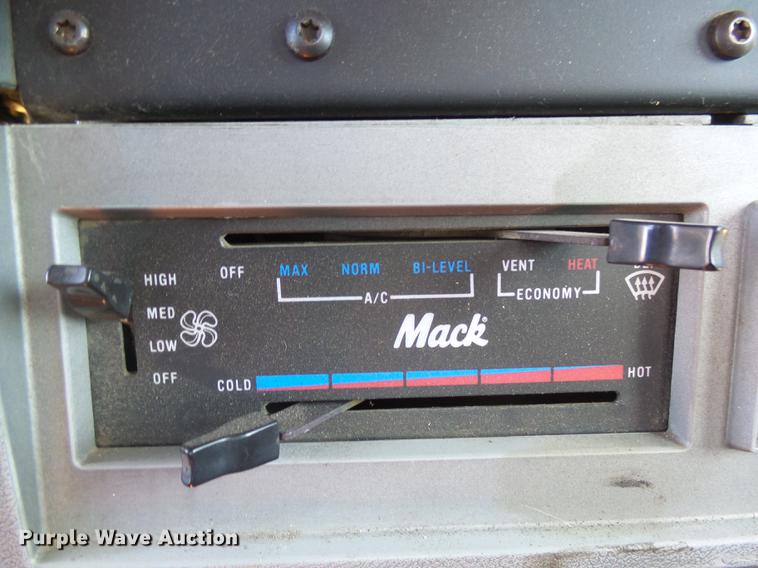 image for item DX9076 1993 Mack CH613 semi truck