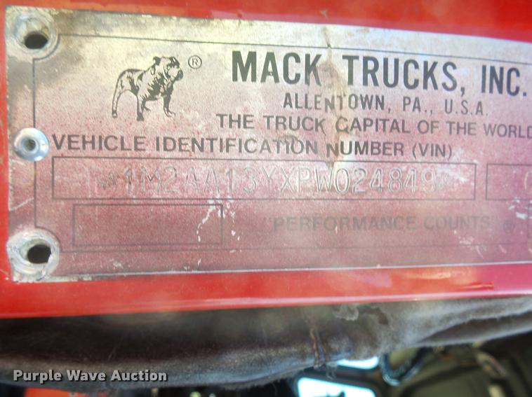 image for item DX9076 1993 Mack CH613 semi truck