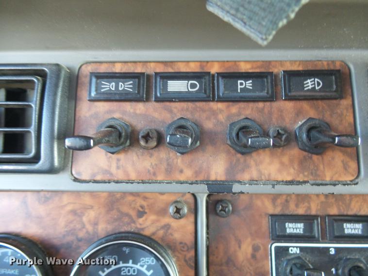 image for item DX9082 2005 Kenworth T600 semi truck