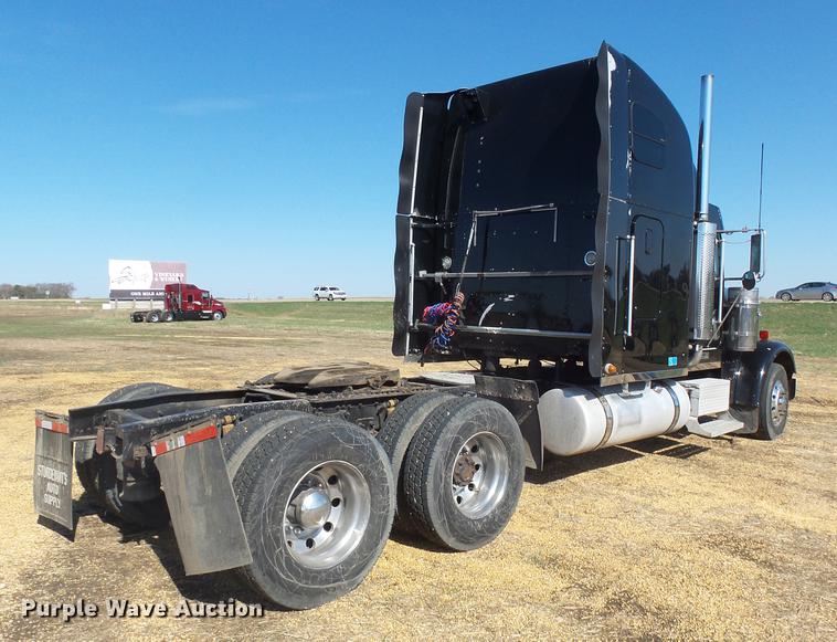 image for item DX9083 2007 Freightliner FLD132 XL Classic semi truck