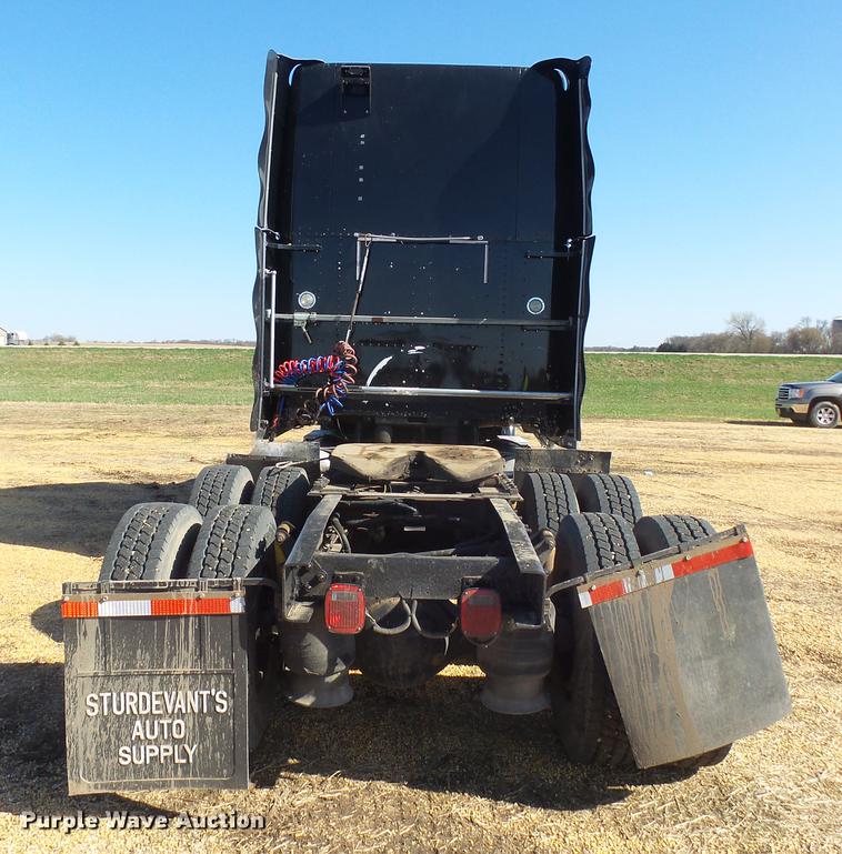 image for item DX9083 2007 Freightliner FLD132 XL Classic semi truck