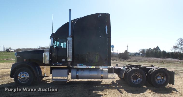 image for item DX9083 2007 Freightliner FLD132 XL Classic semi truck