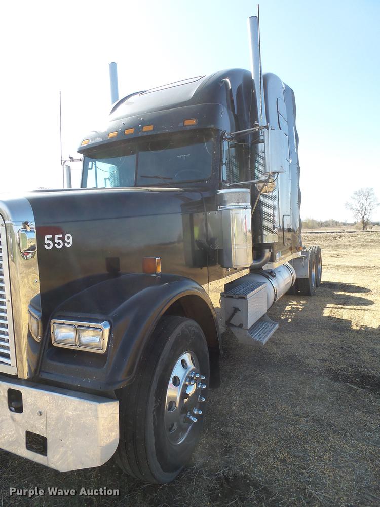 image for item DX9083 2007 Freightliner FLD132 XL Classic semi truck