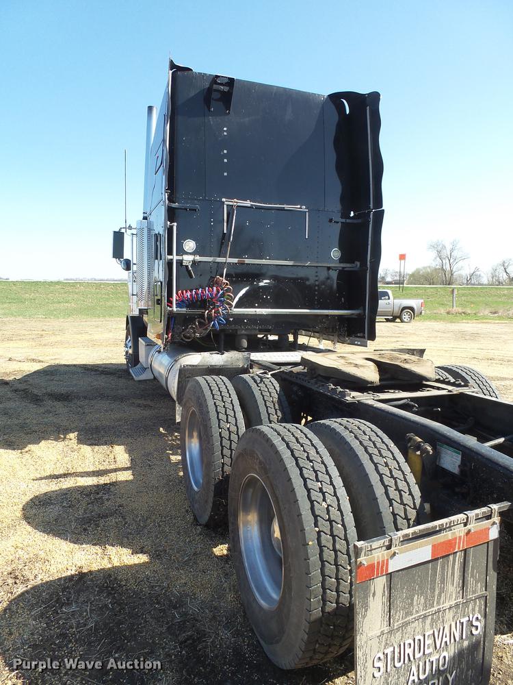 image for item DX9083 2007 Freightliner FLD132 XL Classic semi truck