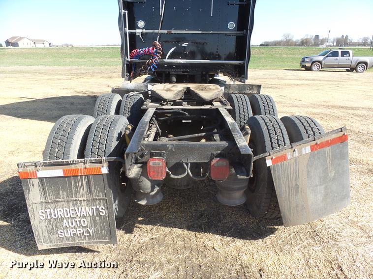 image for item DX9083 2007 Freightliner FLD132 XL Classic semi truck