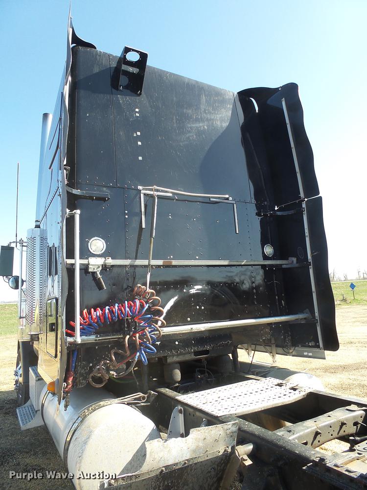 image for item DX9083 2007 Freightliner FLD132 XL Classic semi truck