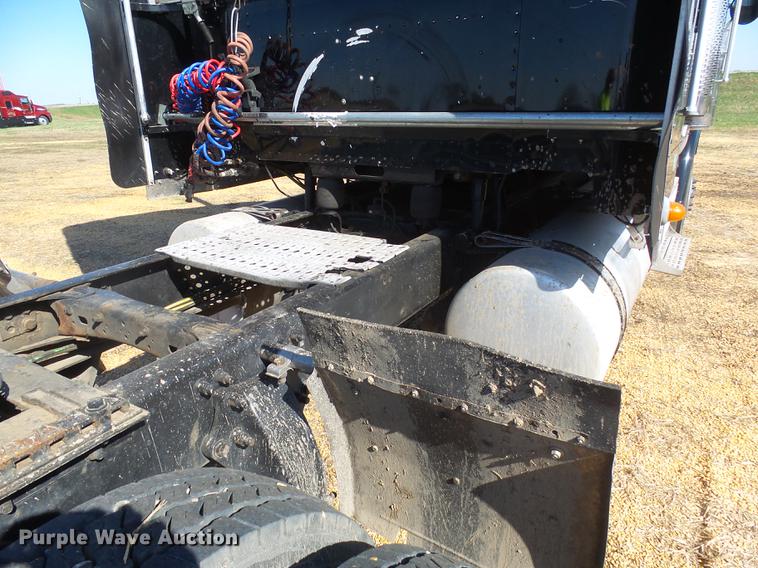 image for item DX9083 2007 Freightliner FLD132 XL Classic semi truck