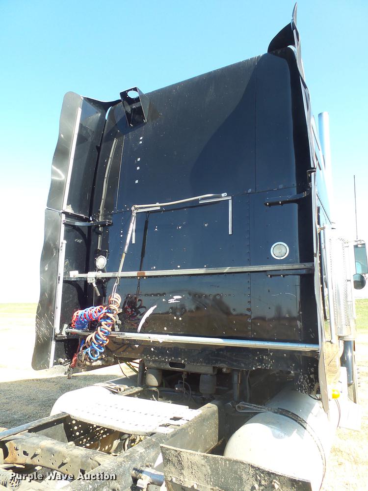 image for item DX9083 2007 Freightliner FLD132 XL Classic semi truck