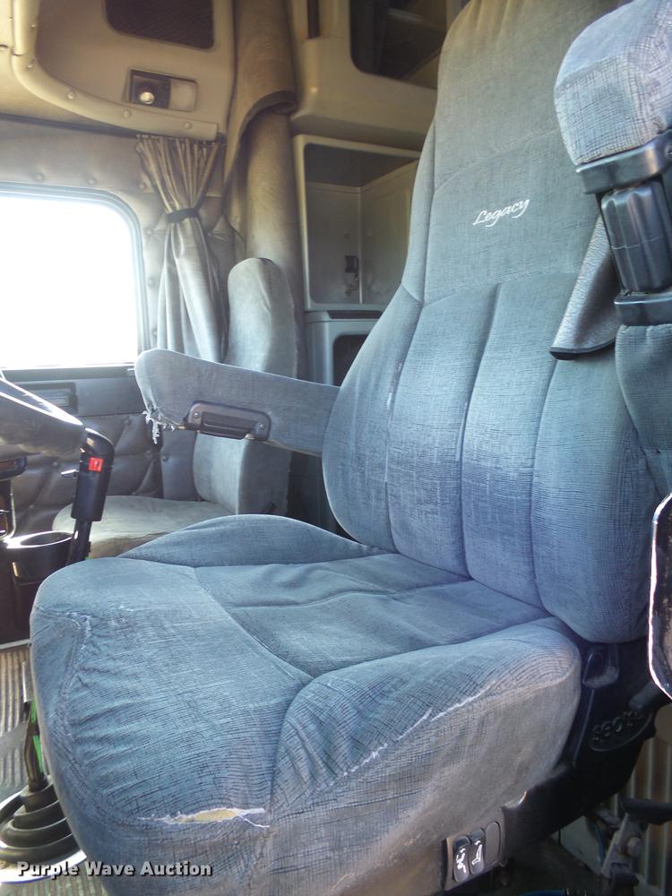 image for item DX9083 2007 Freightliner FLD132 XL Classic semi truck