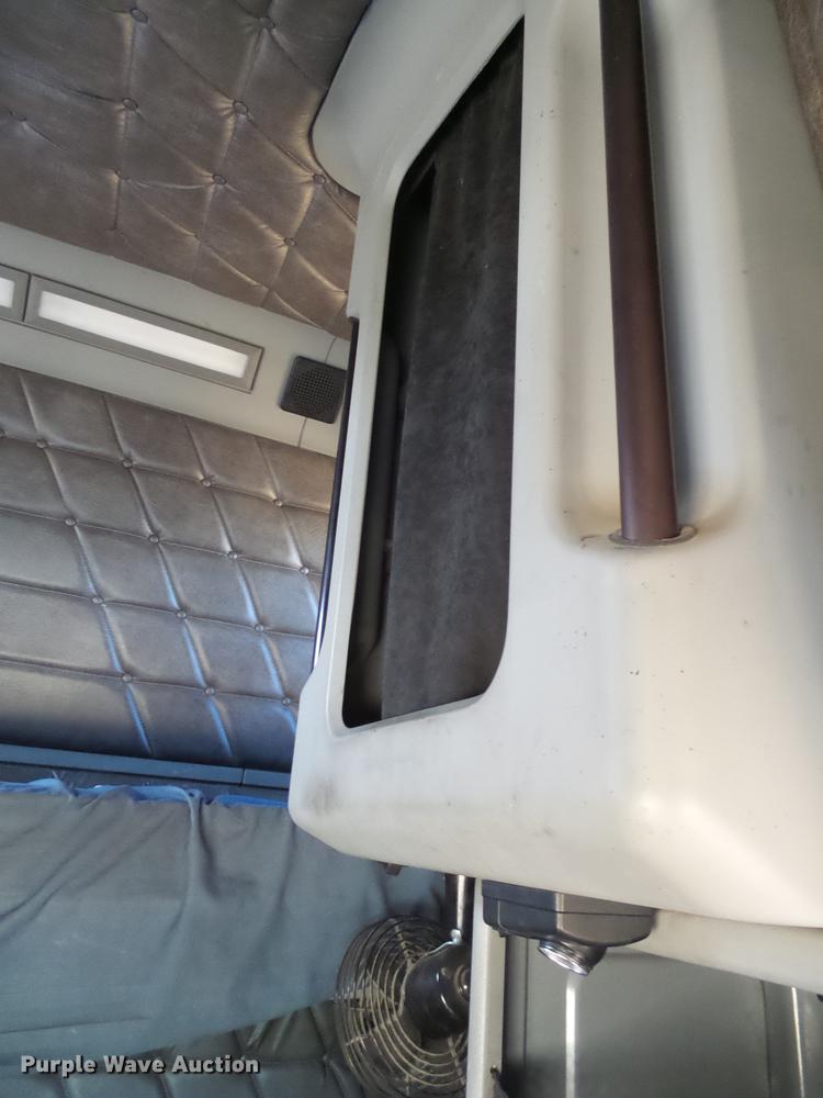 image for item DX9083 2007 Freightliner FLD132 XL Classic semi truck