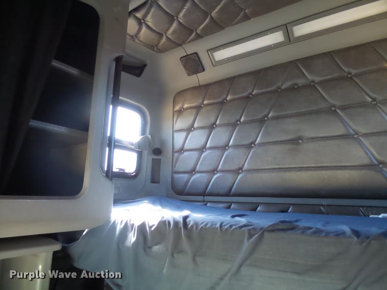 image for item DX9083 2007 Freightliner FLD132 XL Classic semi truck