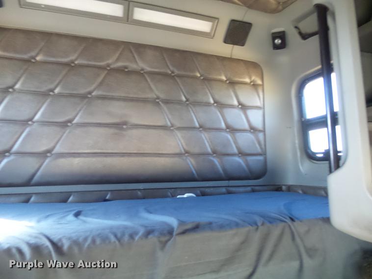 image for item DX9083 2007 Freightliner FLD132 XL Classic semi truck