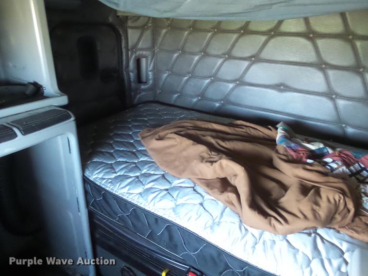 image for item DX9083 2007 Freightliner FLD132 XL Classic semi truck