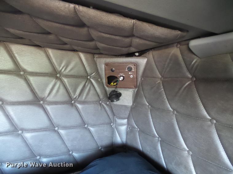 image for item DX9083 2007 Freightliner FLD132 XL Classic semi truck