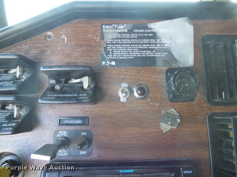 image for item DX9083 2007 Freightliner FLD132 XL Classic semi truck