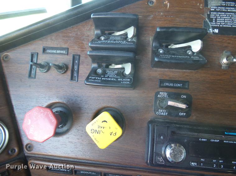 image for item DX9083 2007 Freightliner FLD132 XL Classic semi truck