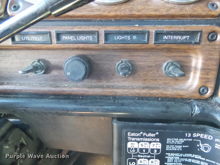 image for item DX9083 2007 Freightliner FLD132 XL Classic semi truck