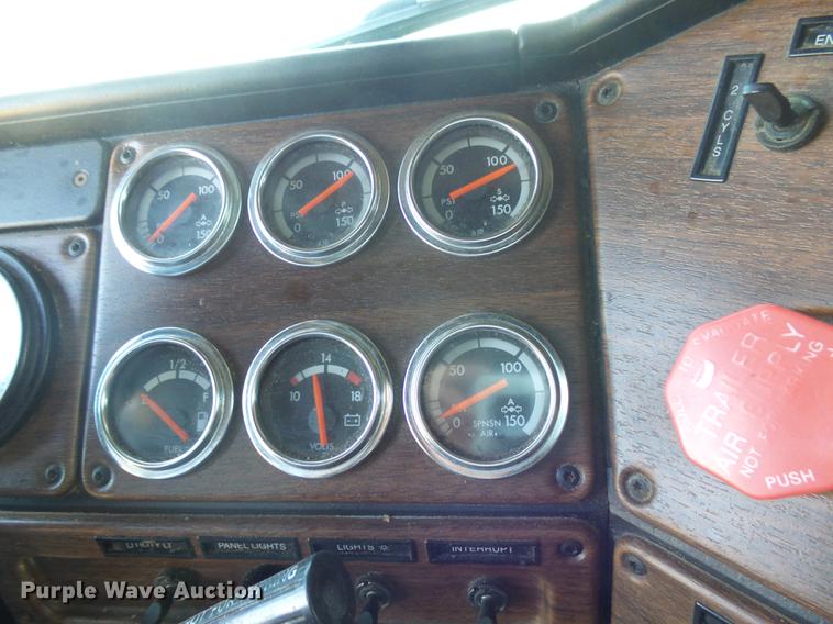 image for item DX9083 2007 Freightliner FLD132 XL Classic semi truck