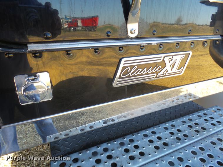 image for item DX9083 2007 Freightliner FLD132 XL Classic semi truck