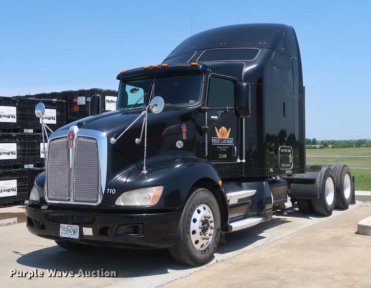 image for item EP9346 2010 Kenworth T660 semi truck