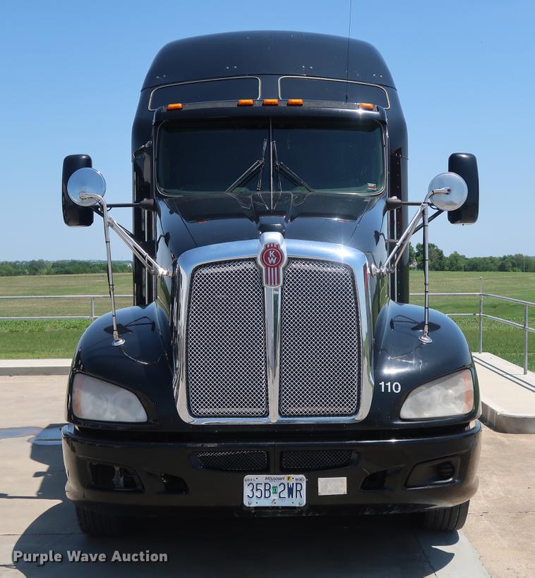 image for item EP9346 2010 Kenworth T660 semi truck