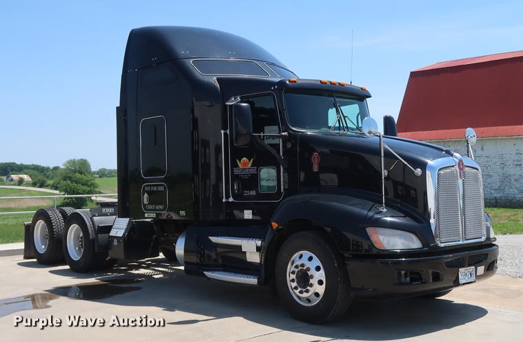 image for item EP9346 2010 Kenworth T660 semi truck