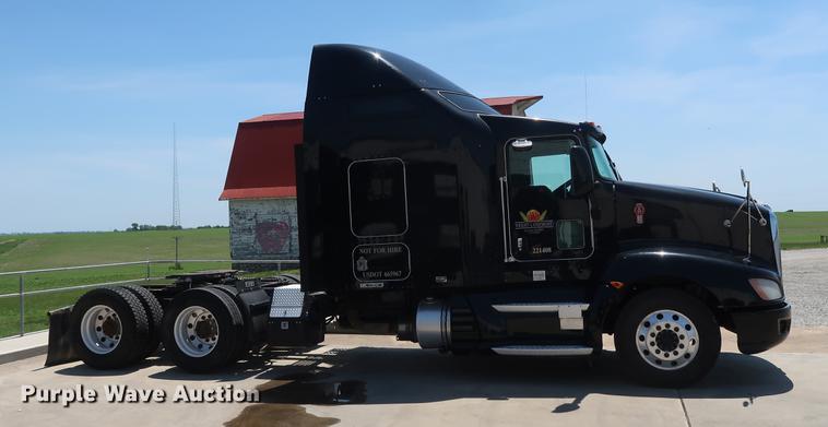 image for item EP9346 2010 Kenworth T660 semi truck