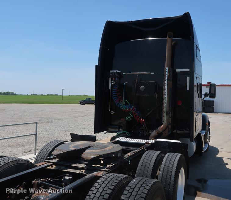 image for item EP9346 2010 Kenworth T660 semi truck