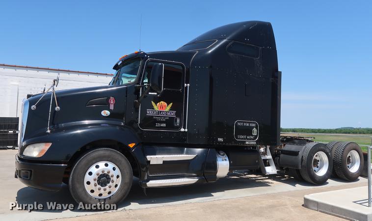 image for item EP9346 2010 Kenworth T660 semi truck