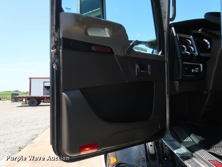 image for item EP9346 2010 Kenworth T660 semi truck