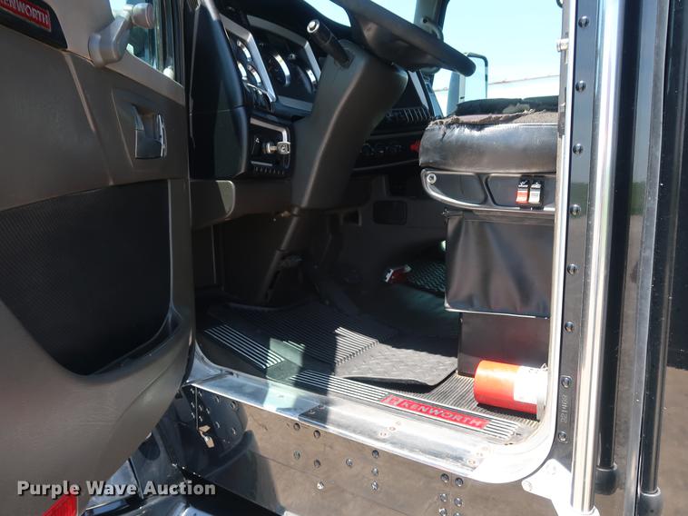 image for item EP9346 2010 Kenworth T660 semi truck