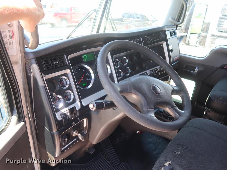 image for item EP9346 2010 Kenworth T660 semi truck