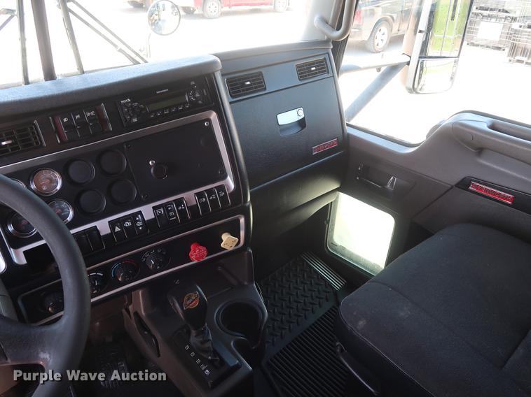 image for item EP9346 2010 Kenworth T660 semi truck