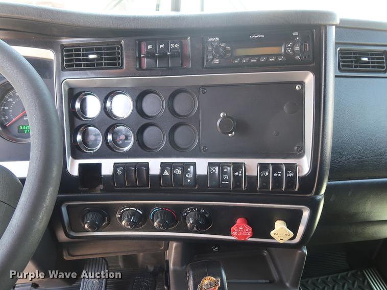 image for item EP9346 2010 Kenworth T660 semi truck
