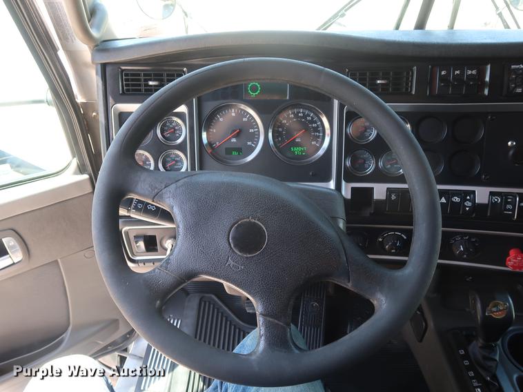 image for item EP9346 2010 Kenworth T660 semi truck