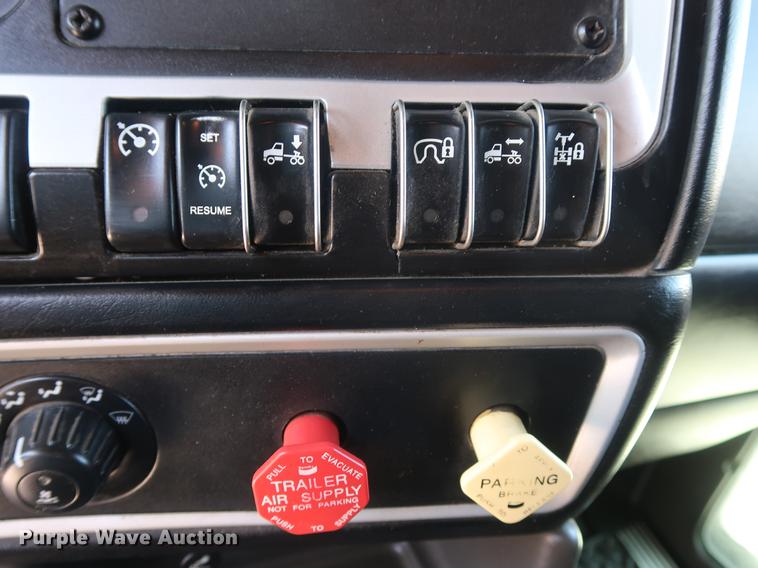 image for item EP9346 2010 Kenworth T660 semi truck