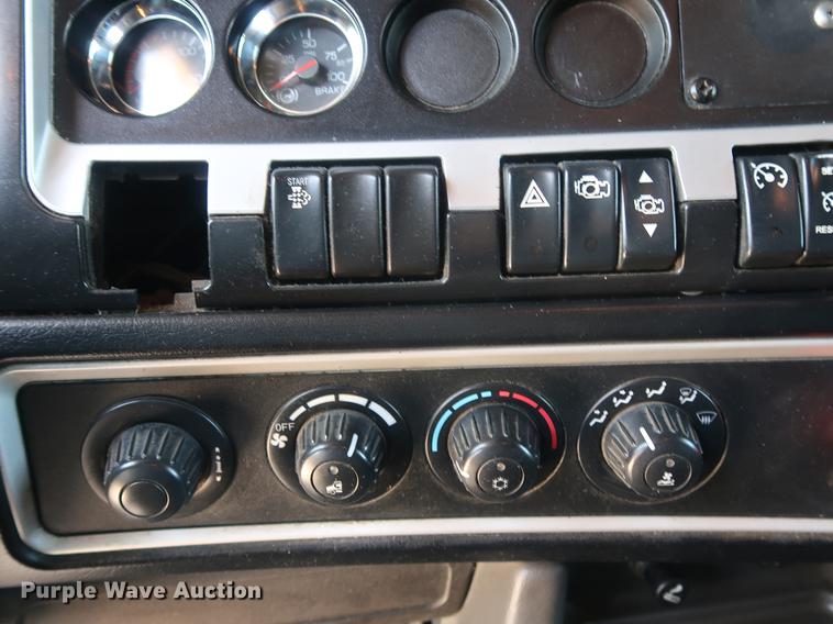 image for item EP9346 2010 Kenworth T660 semi truck