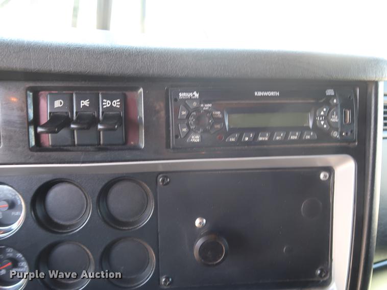 image for item EP9346 2010 Kenworth T660 semi truck