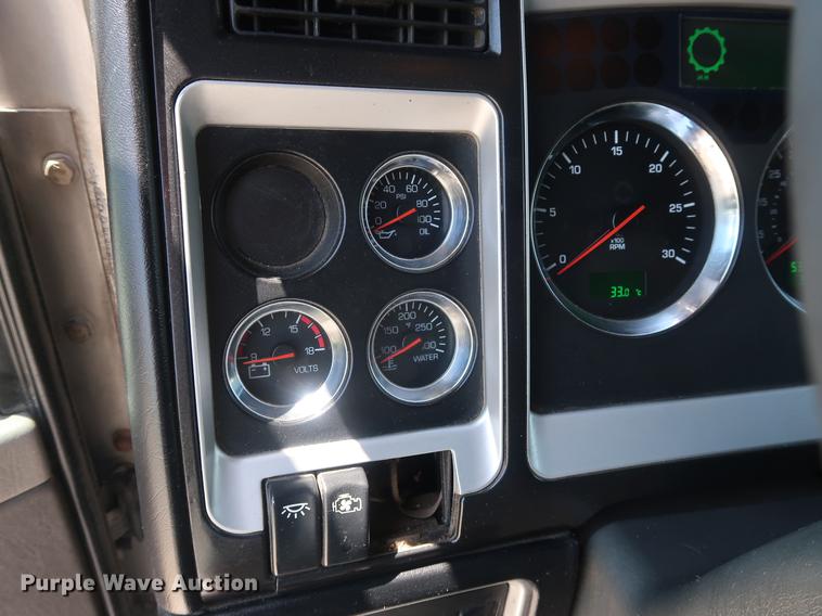 image for item EP9346 2010 Kenworth T660 semi truck