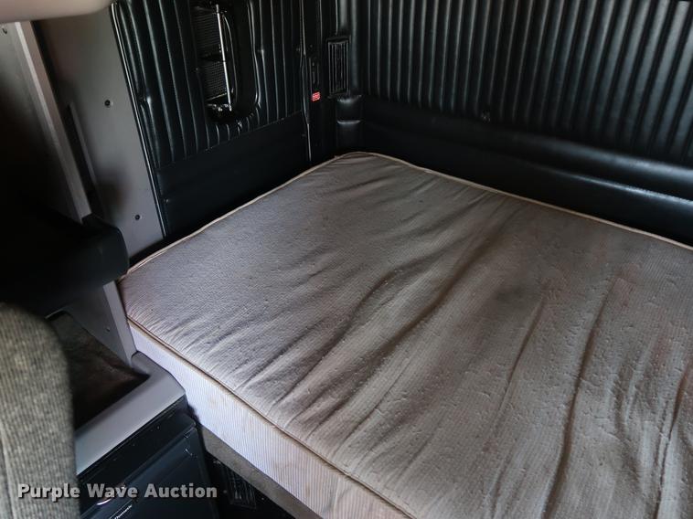 image for item EP9346 2010 Kenworth T660 semi truck