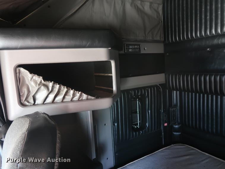 image for item EP9346 2010 Kenworth T660 semi truck