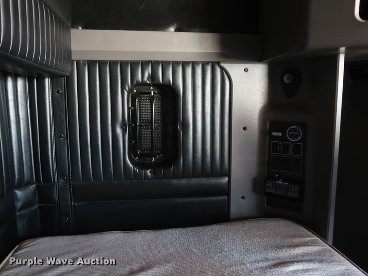 image for item EP9346 2010 Kenworth T660 semi truck